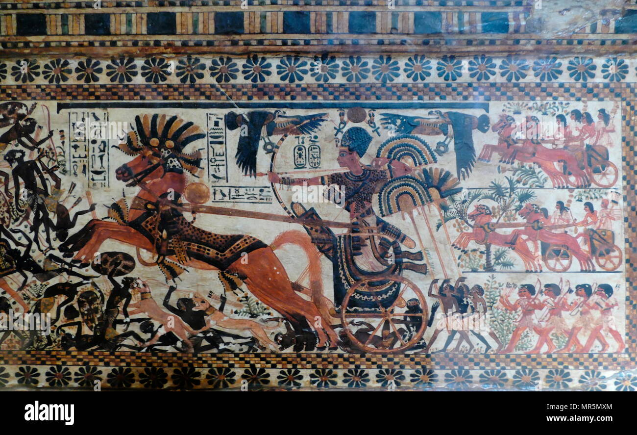 18. Dynastie, ägyptische Holz- Brust Darstellung einer Jagdszene auf der einen Seite und König Tutanchamun crushing Feinde auf der anderen Seite. 1323 v. Chr. Stockfoto