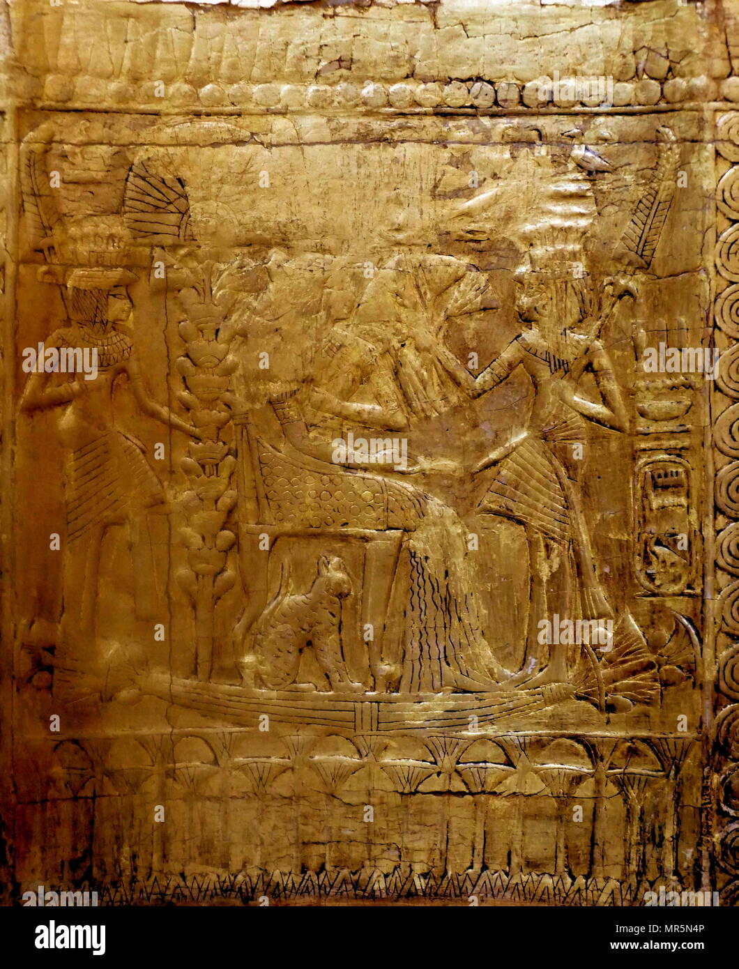 Vergoldete Stuhl in KV 46, das Grab von tjuyu und Yuya, Eltern der Königin Teje gefunden. Vergoldet und sivered. Die Rückseite ist mit Szenen aus dem eine Königin, Bes und Taweret tanzen mit Messern ausgestattet. Yuya war eine mächtige ägyptische Höfling während der achtzehnten Dynastie in Ägypten (ca. 1390 v. Chr.). Er wurde zu Tjuyu, einer ägyptischen Adligen mit der Königlichen Familie verbunden verheiratet Stockfoto