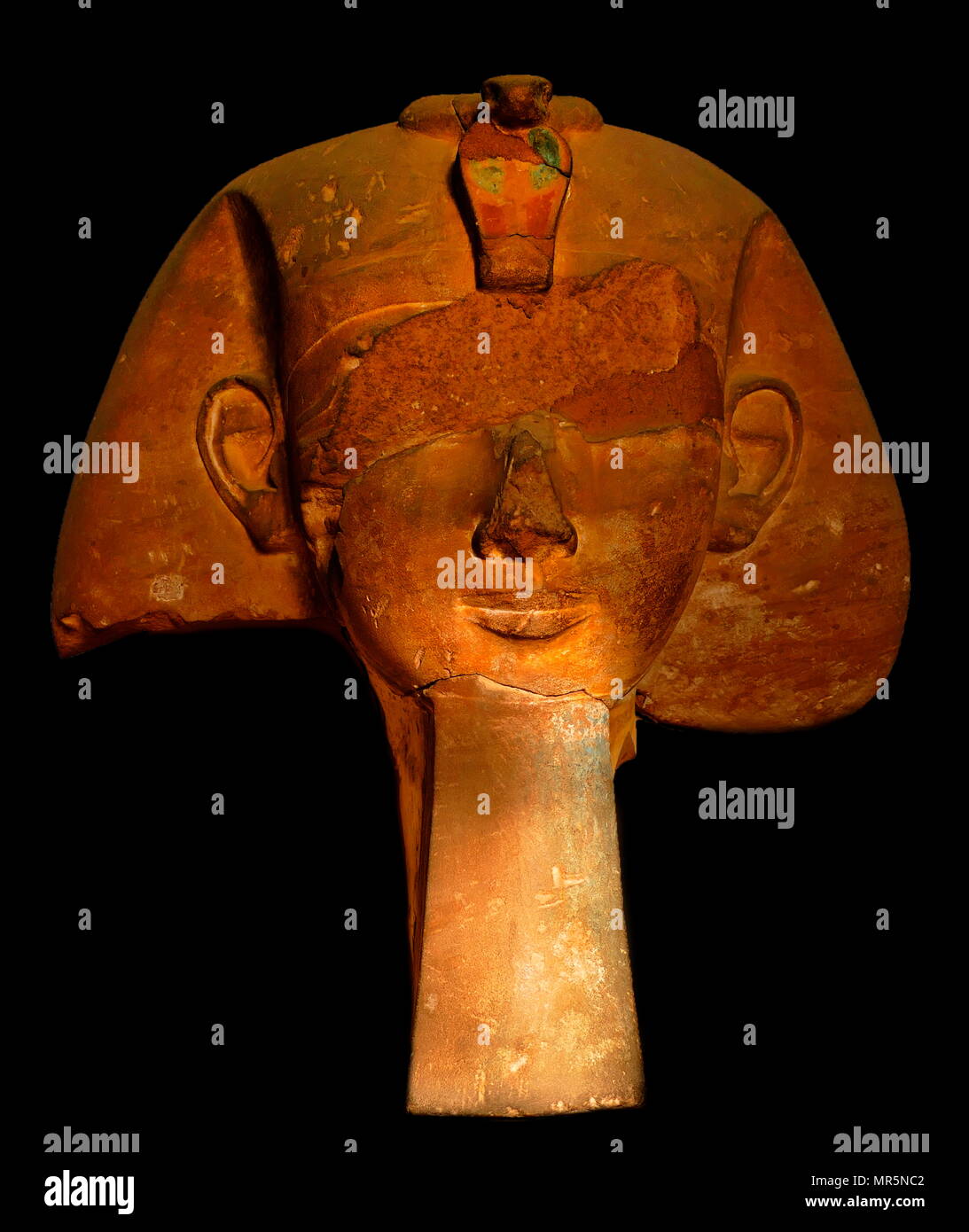 Stein Kopf von einer kolossalen Satzung einer 18. Dynastie Pharao, möglicherweise Königin Hatschepsut (1507 - 1458 v. Chr.), dem Fünften Pharao der achtzehnten Dynastie in Ägypten. Stockfoto