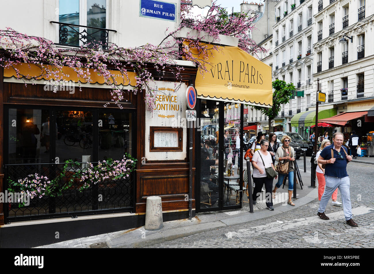 Café Le Vrai Paris - Rue des Abbesses - Montmartre - Paris - Frankreich Stockfoto