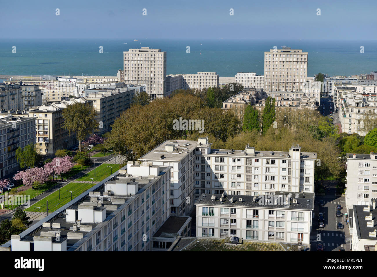 Le Havre (Normandie, Frankreich): North Western Avenue Foch mit der Stadt Tor "Porte Oceane' im Hintergrund *** Local Caption *** Stockfoto