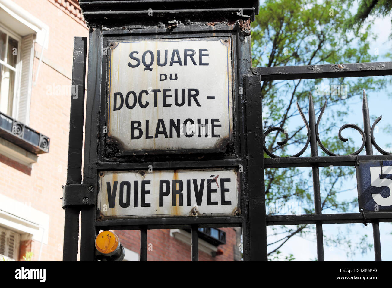 Square du Docteur Blanche - Straßenschild auf gate außerhalb von Le Corbusier und Pierre Jeanneret, Haus Maison La Roche in Paris Frankreich KATHY DEWITT Stockfoto