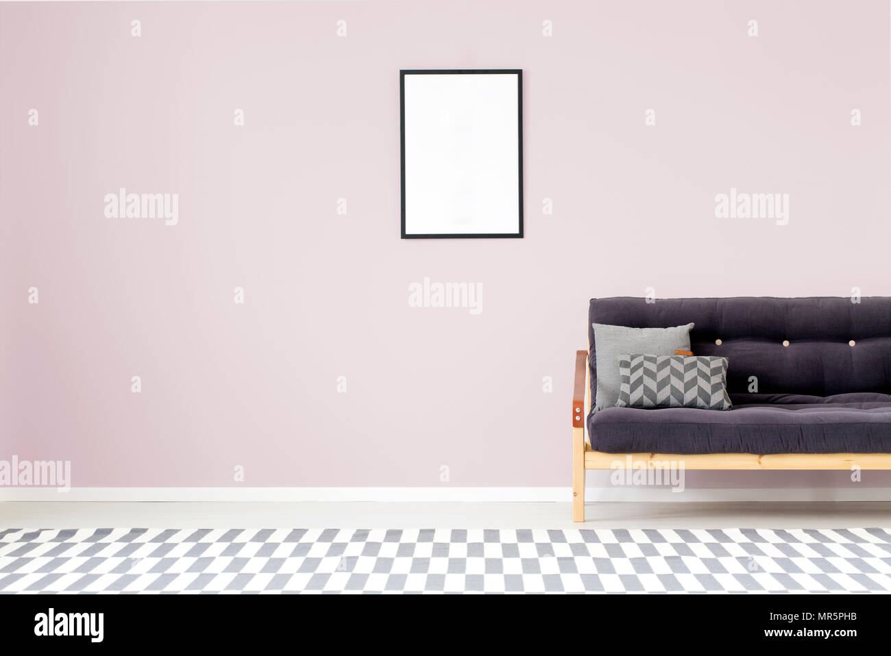 Mockup von leeren Plakat auf lila Wand im Wohnzimmer Interieur mit ... Mockup von leeren Plakat auf lila Wand im Wohnzimmer Interieur mit ...