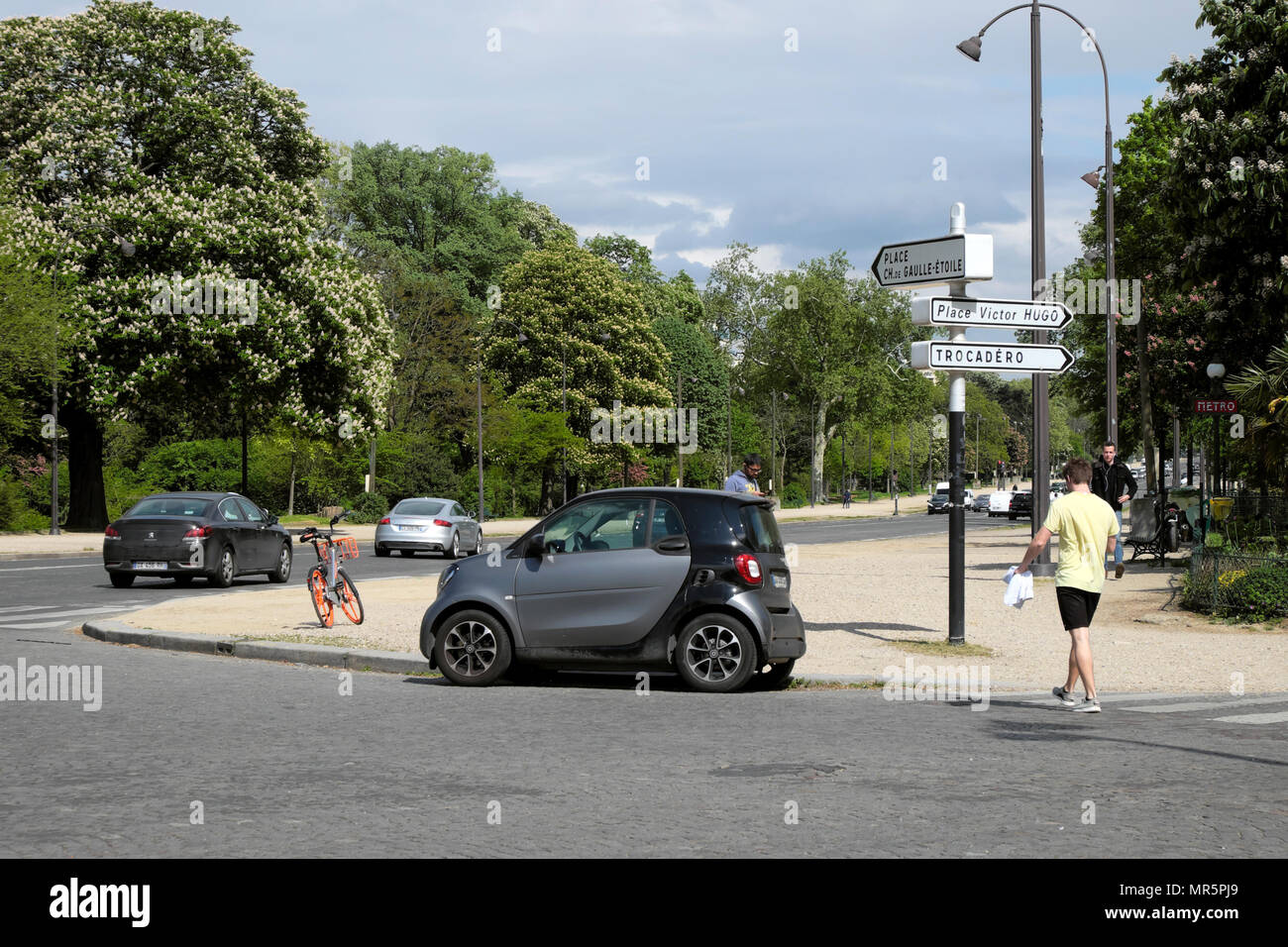 Smart Auto auf einer Straße Ecke in der Nähe der Straße Zeichen in der Nähe von Bois de Boulogne in Paris, Frankreich KATHY DEWITT geparkt Stockfoto