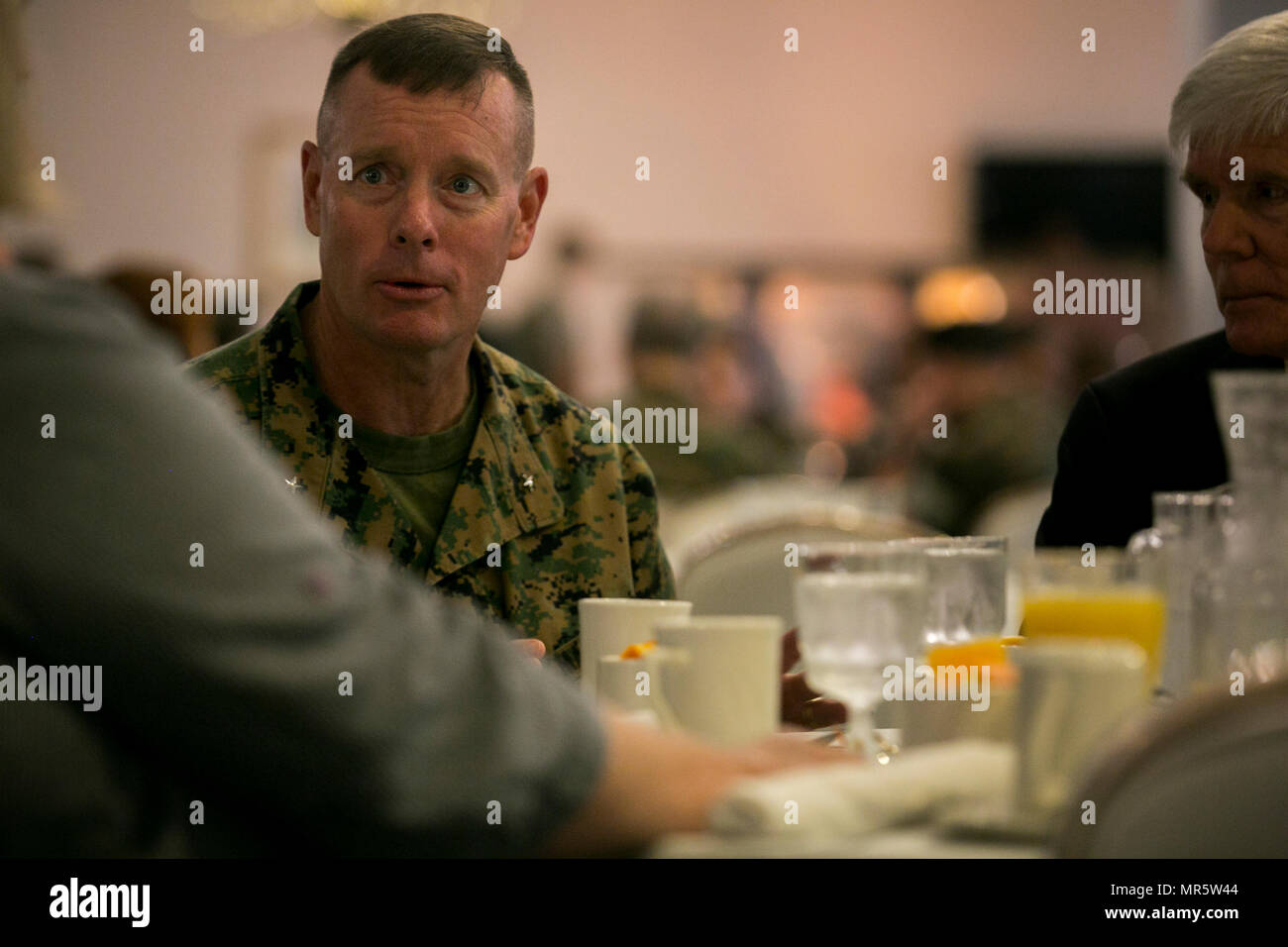 Brig. General David Maxwell interagiert mit anderen Teilnehmern während der Nationalen Tag des Gebetes Feier auf der Marine Corps Base Camp Lejeune, 4. Mai 2017. Eine Mahlzeit vor der Zeremonie serviert, damit die Teilnehmer das Gebet und der Grund für die Feier des Tages zu besprechen. Maxwell ist der Kommandant der 2. Marine Logistics Group. (U.S. Marine Corps Foto: Sgt. Melodie Snarr) Stockfoto