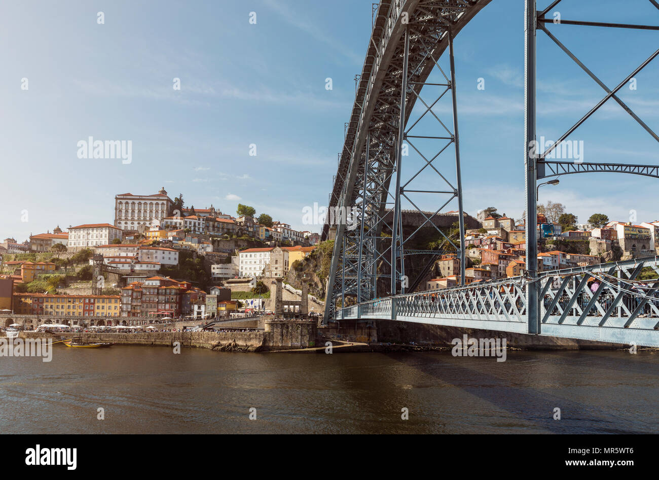 Dom Luis I Brücke Seitenansicht Stockfoto