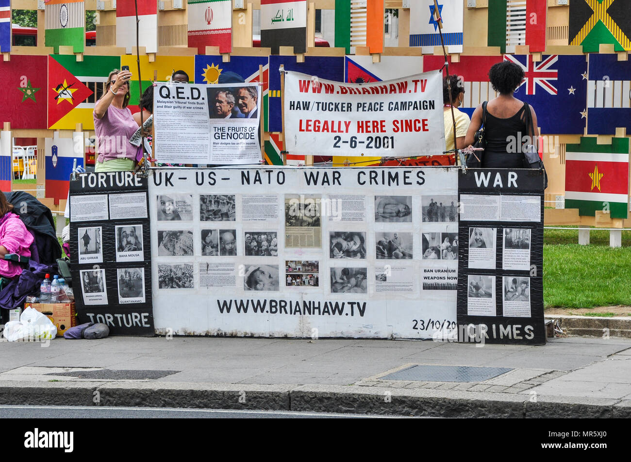 Anti-Kriegs-Protest London, Parliament Square, gestartet von dem Aktivisten Brian Haw. Friedenskampagne gegen die britische Außenpolitik der USA und der NATO. Auch 2012 Olympische Fahnen Stockfoto