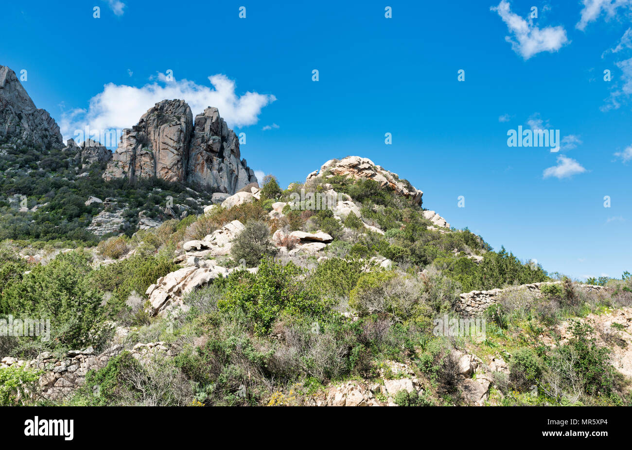 Natur Hintergrund mit Felsen und blauem Himmel auf Sardinien Stockfoto