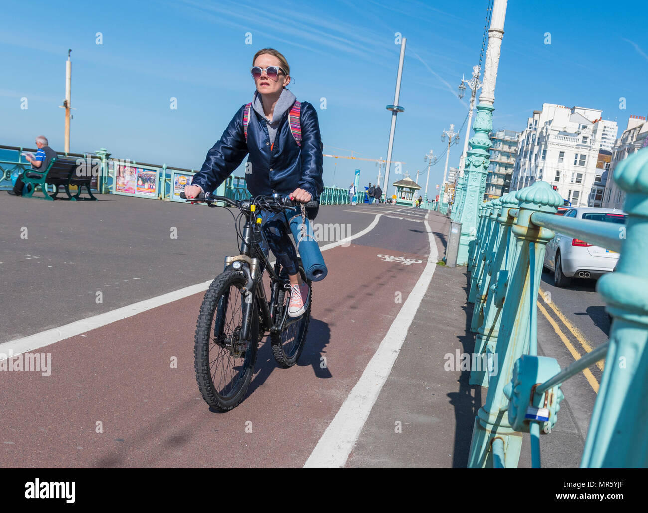 Eine Frau Radfahren auf einem Radweg auf einem Fahrrad Lane ohne Helm in Brighton, East Sussex, England, UK. Stockfoto