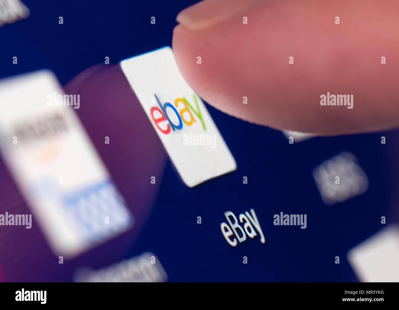 Finger, mit Ebay App auf einem mobilen Gerät mit Touchscreen auf einem Tablet-PC oder Smartphone. Stockfoto