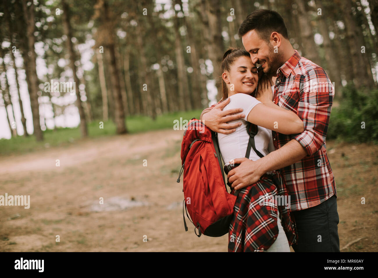 Junge liebende coulpe Spaß im Wald im Frühling Stockfoto