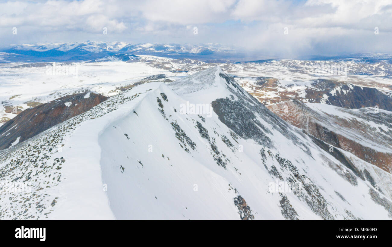 Snowy Mountains aero Foto Drone, Wolken Berge und das Tal. Stockfoto