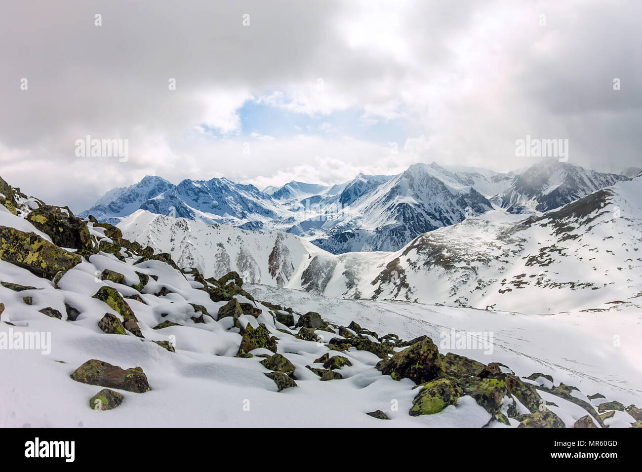 Snowy Mountains aero Foto Drone, Wolken Berge und das Tal. Stockfoto