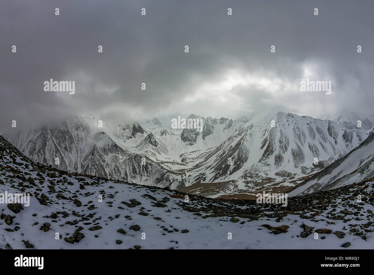 Snowy Mountains aero Foto Drone, Wolken Berge und das Tal. Stockfoto