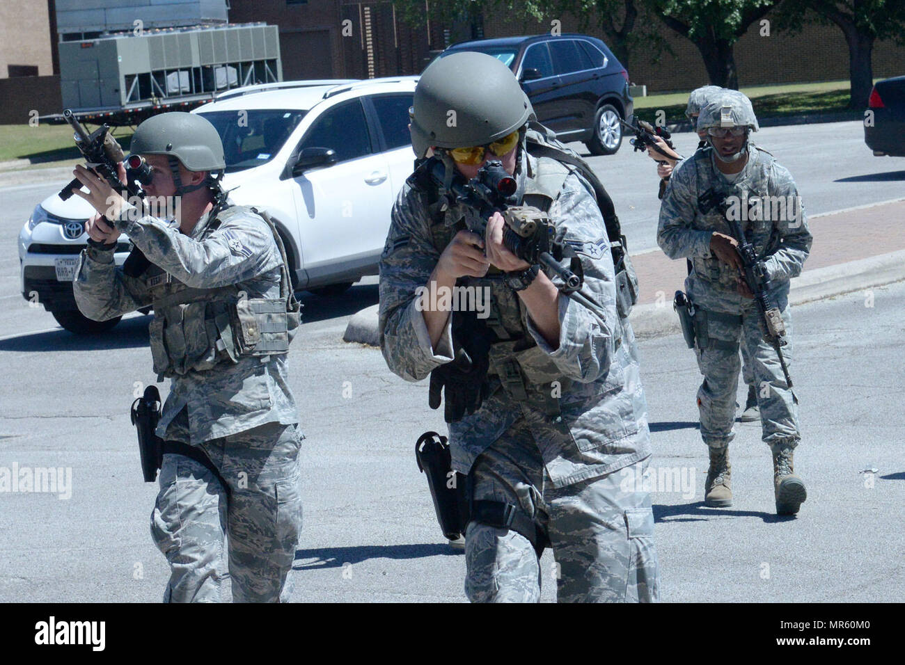 Verteidiger von 502. Taktik der Sicherheitsgruppe "Bereitschaft" Praxis Manöver während spezielle Waffen und Taktiken Teamtraining (SWAT) 1. Mai 2017, bei gemeinsamen Basis San Antonio-Lackland, Texas. Mitglieder der 502. Sicherheitsgruppe "Bereitschaft" nahmen an der 5-Tages-Schulung zur Stärkung Incident-Response-Techniken und entwickeln neue Verteidiger mit Mitgliedern des Shavano Park Police Department. Das 502 SRG-Notdienste-Team ist die erste Reaktion auf aktive Schütze Vorfälle auf JBSA Installationen.  (Foto: U.S. Air Force Staff Sgt Marissa Garner) Stockfoto