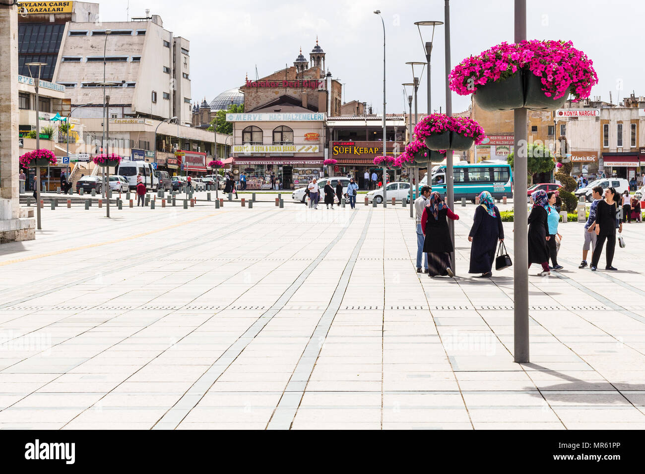 KONYA, Türkei - 7. Mai 2018: Menschen auf muze Alanı Square im Zentrum von Konya Stadt. Konya ist eine große Stadt im Zentralanatolischen Region und ist der 7. Stockfoto