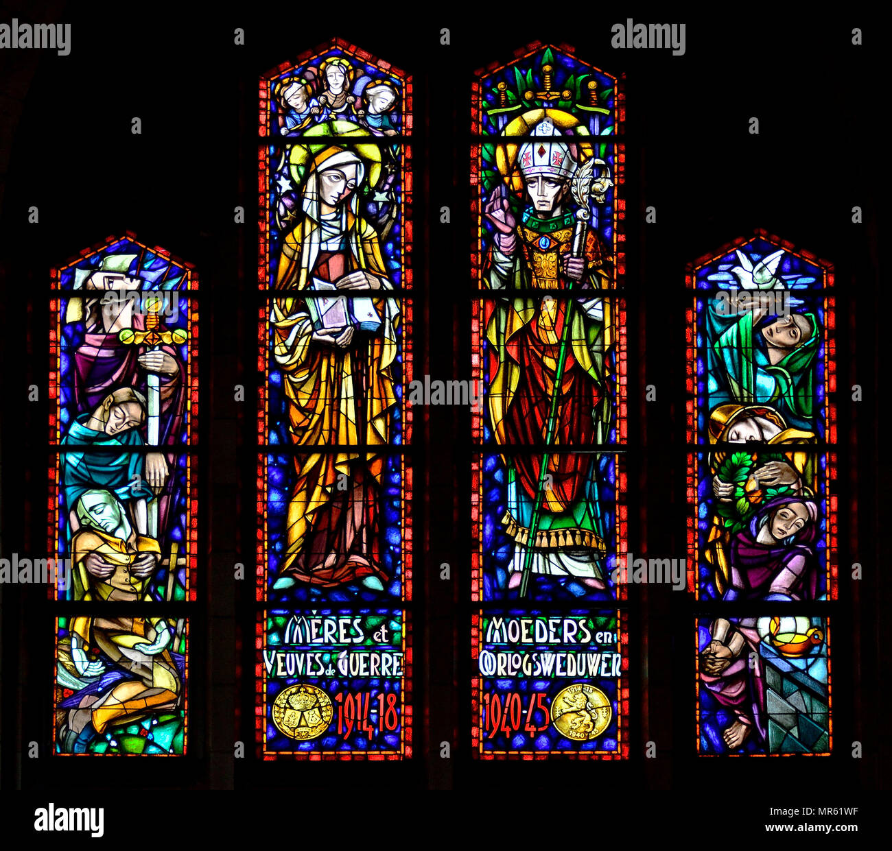 Glasfenster trauernden Mütter und Witwen der beiden Weltkriege. Nationale Basilika des Heiligen Herzen/Basilique Nationale Koeke Stockfoto