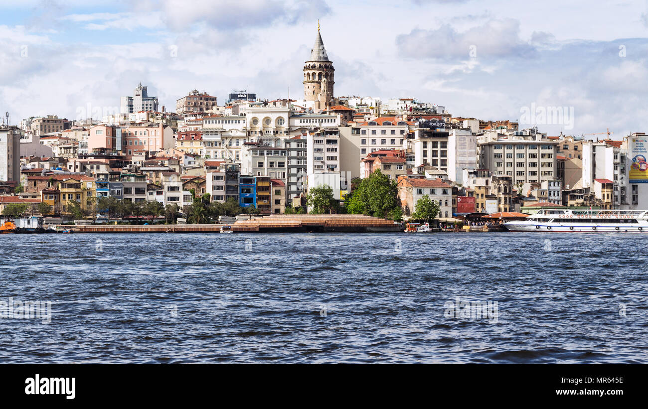 ISTANBUL, Türkei - 11. MAI 2018: Kai von Golden Horn Bucht in Galata (karaköy) Bezirk. Karakoy ist ein kommerzielles Viertel im Stadtteil Beyoglu loc Stockfoto