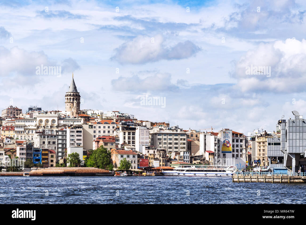 ISTANBUL, Türkei - 11. MAI 2018: die Ufer des Goldenen Horns Bucht in Galata (karaköy) Bezirk. Karakoy ist ein kommerzielles Viertel im Stadtteil Beyoglu l Stockfoto