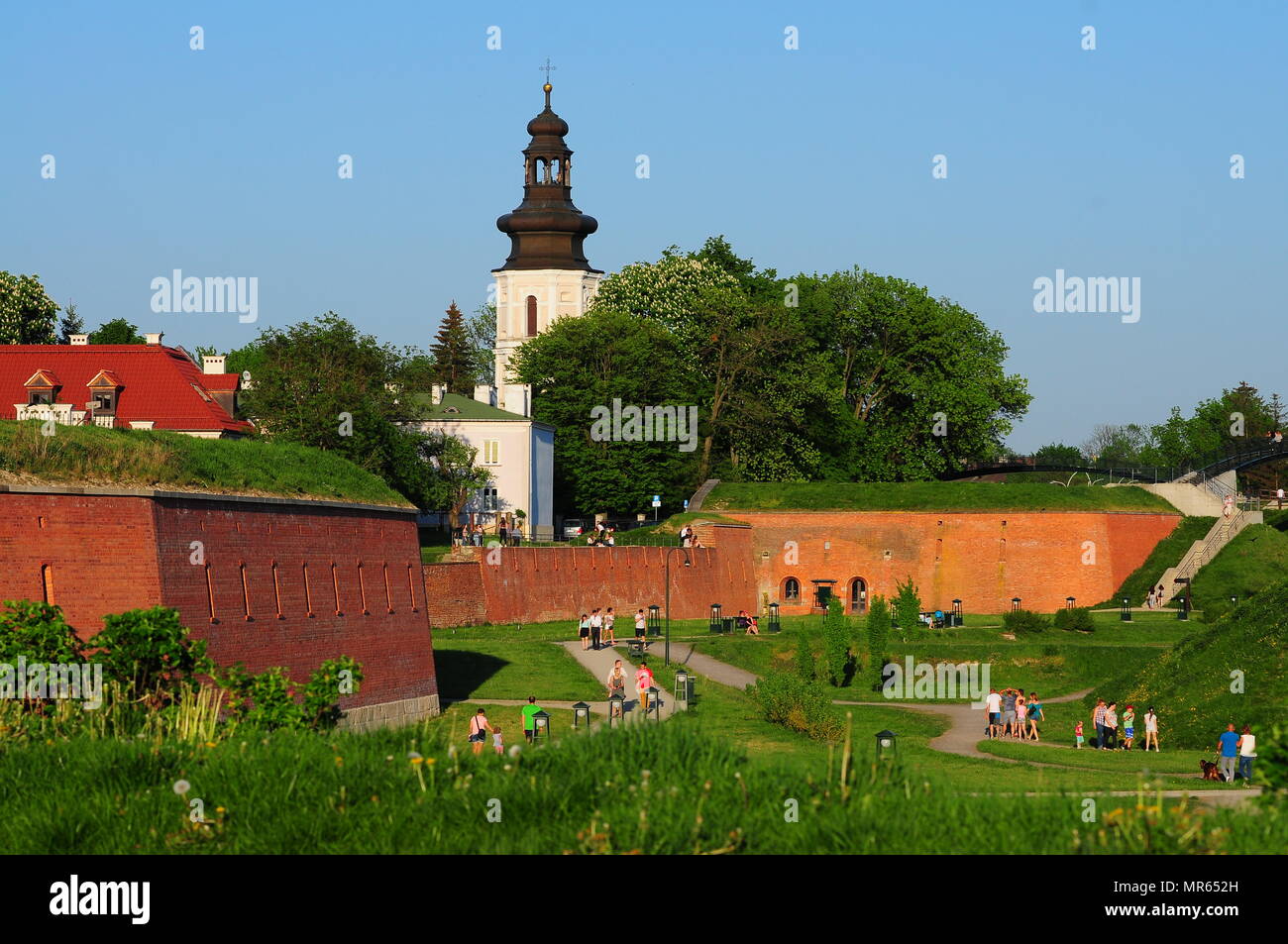 Befestigte Stadtmauern in Zamosc, Polen Mai 2018. Kathedrale der Auferstehung Türme in den Rücken. Stockfoto