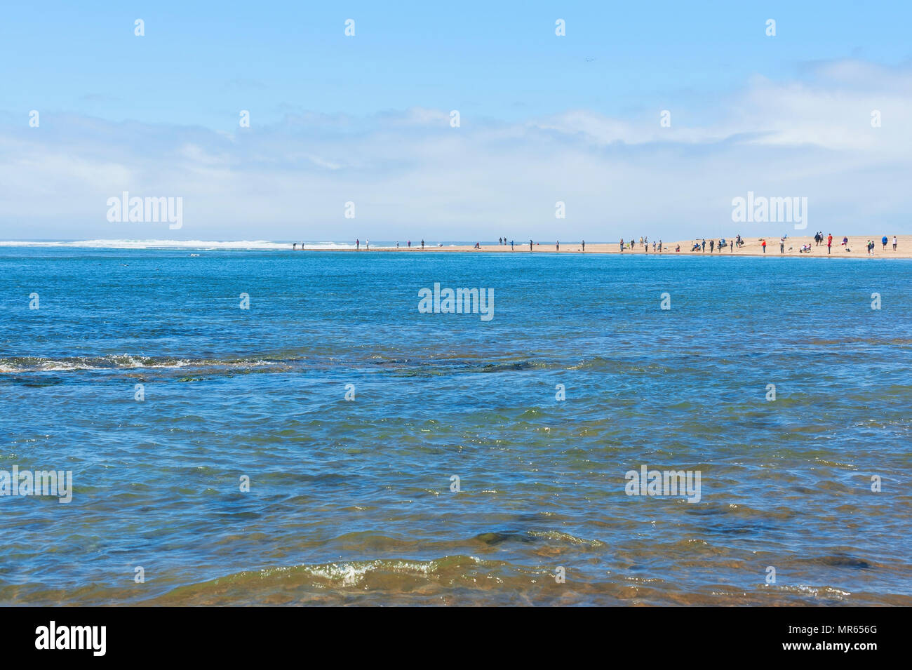 Lincoln City, Oregon, USA - 21. August 2015: Leute Fischen und Krabben am Ufer des Siletz Bay in Lincoln City auf der Oregon Küste Stockfoto