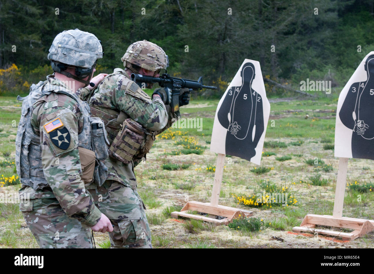 Soldaten nehmen an einer m-4 Carbine Stress Shooting Lane als Teil des i. Korps besten Krieger Wettbewerbs 17. Mai 2017. Vor dem schießen Soldaten hatte ein 200-Pfund-Mannequin 100 Meter in einem Kampf Wurf ziehen. (Foto: Pvt. Ethan Valetski US Army) Stockfoto