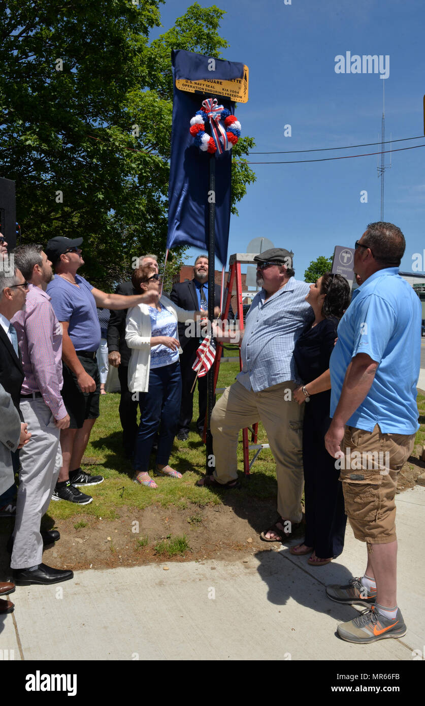 WALTHAM, MA - Peg Ouellette, Mutter des getöteten Siegel, US Marine Bootsmann Mate 1. Klasse Brian J. Ouellette, enthüllt einen Wegweiser in Waltham gemeinsamen Samstag.  Mehr als 500 Menschen versammelten sich am Waltham verbreitet, einen Teil des Parks BM1 (Siegel) Brian J. Ouellette zu widmen, in Aktion in Zabul Provinz, Afghanistan am 29. Mai 2004 getötet wurde.  (U.S. Navy Photo by Chief Masse Kommunikation Spezialist Roger S. Duncan / veröffentlicht) Stockfoto