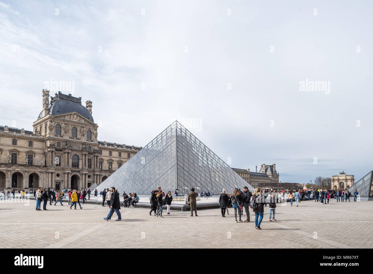 Frankreich, Paris, 2. April 2018: Pyramide du Louvre entworfen von I.M. Pei Stockfoto