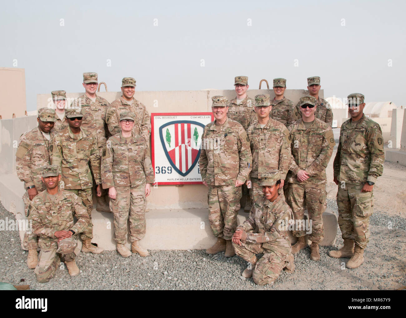 Intelligence Analysten und Offiziere der 369 Sustainment Brigade und 1 Sustainment Command (Theater) Operational Command Post posieren für ein Foto vor der wöchentliche Austausch nachrichtendienstlicher Erkenntnisse treffen in Camp Arifjan, Kuwait, 3. März 2017. Intelligence Analyst sind zuständig für die Analyse, Bearbeitung und Verteilung von Strategische und Taktische Intelligenz. (U.S. Armee Foto von Sgt. Jeremy Bratt) Stockfoto