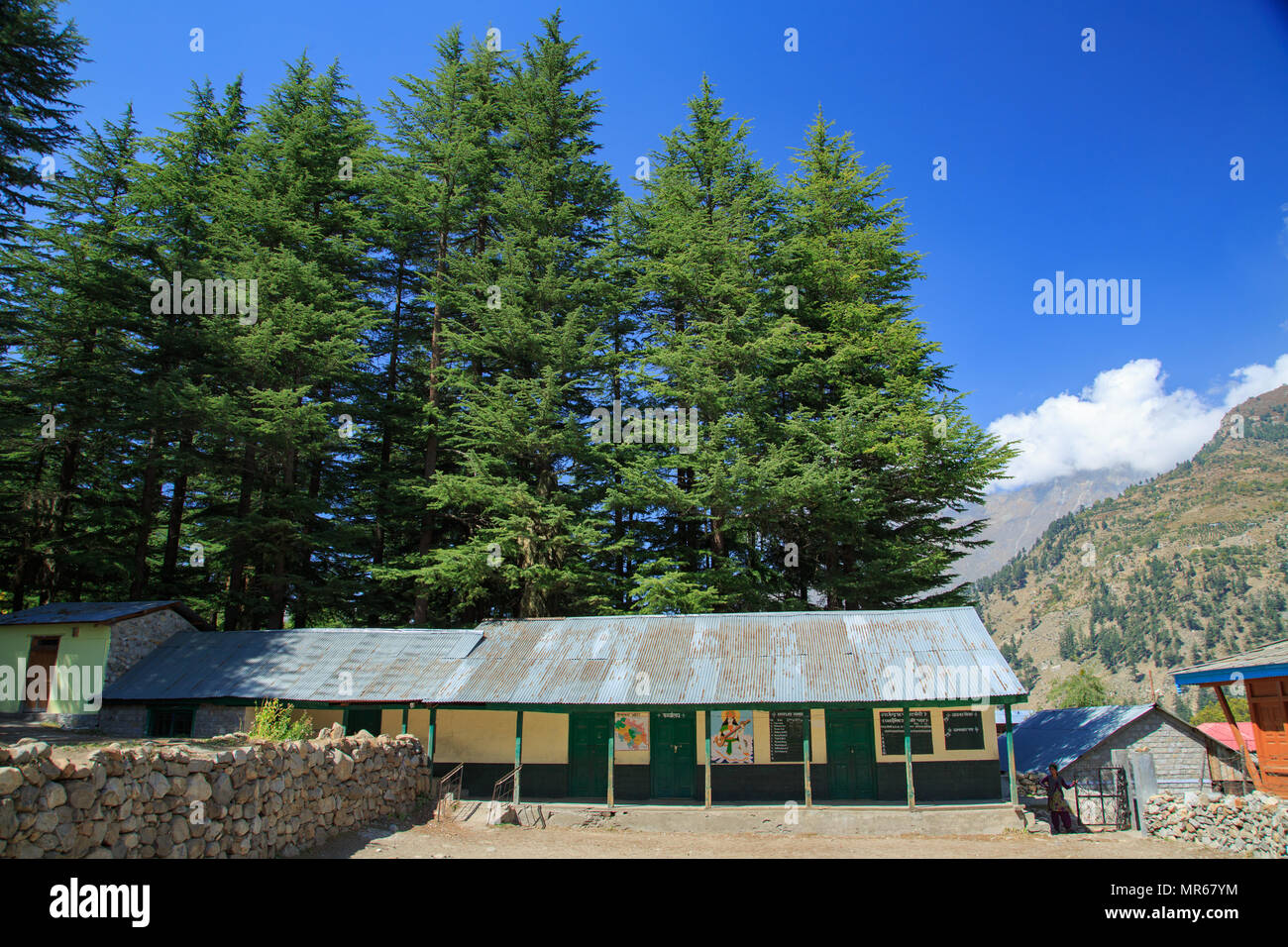 Eine Schule in Batseri Dorf in Sangla Valley (Himachal Pradesh) Stockfoto