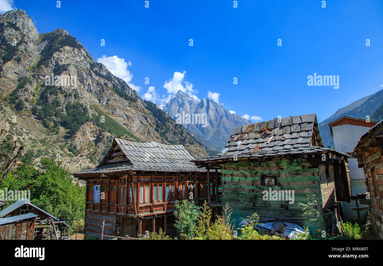 Traditionelle Häuser mit Stein Dach - bei Batseri Dorf in Sangla Valley (Himachal Pradesh) Stockfoto