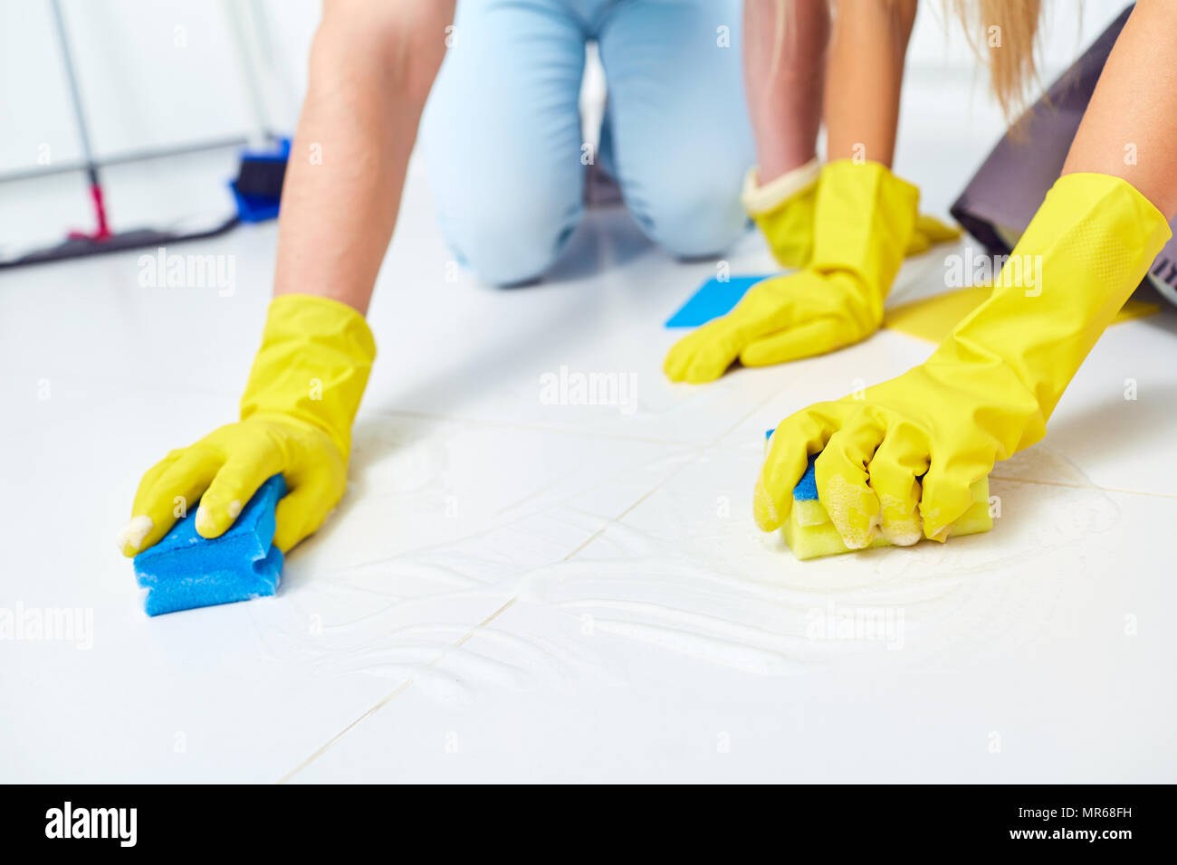 Putzen, Waschen. Eine Nahaufnahmen der Hände mit Handschuhen auf Reinigung. Stockfoto