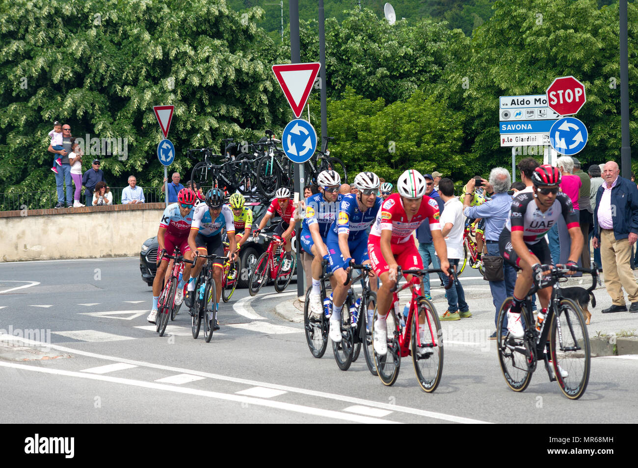 Läufer floh am 18. Etappe des Giro d'Italia (Tour in Italien), bei Mondovì in Piemont, in der Provinz von Cuneo. Stockfoto