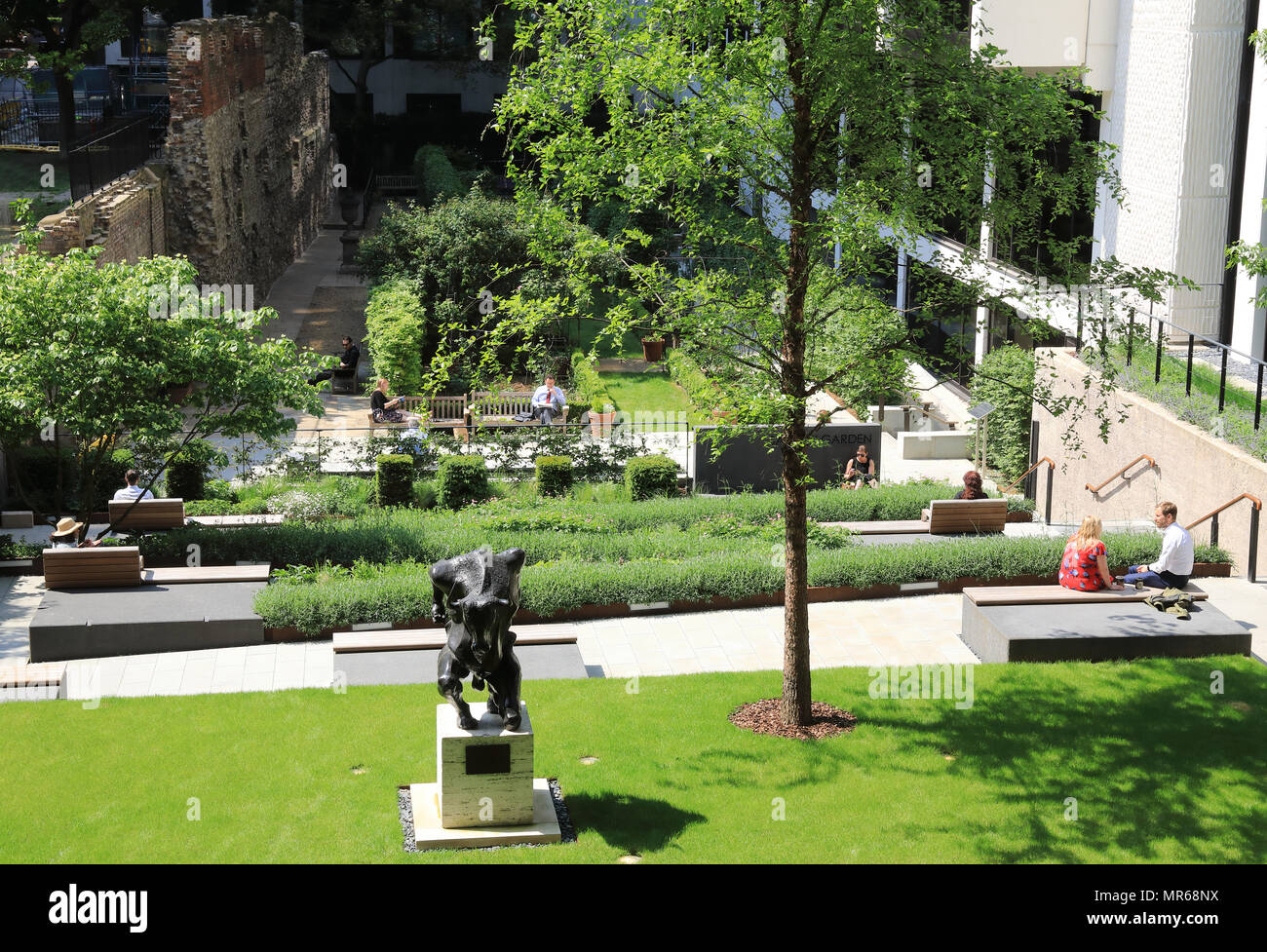 Versteckte Salters' Garten durch St Alphage Kirche bleibt und ein Teil der ursprünglichen römischen London Wall, in der City von London, England, Großbritannien Stockfoto