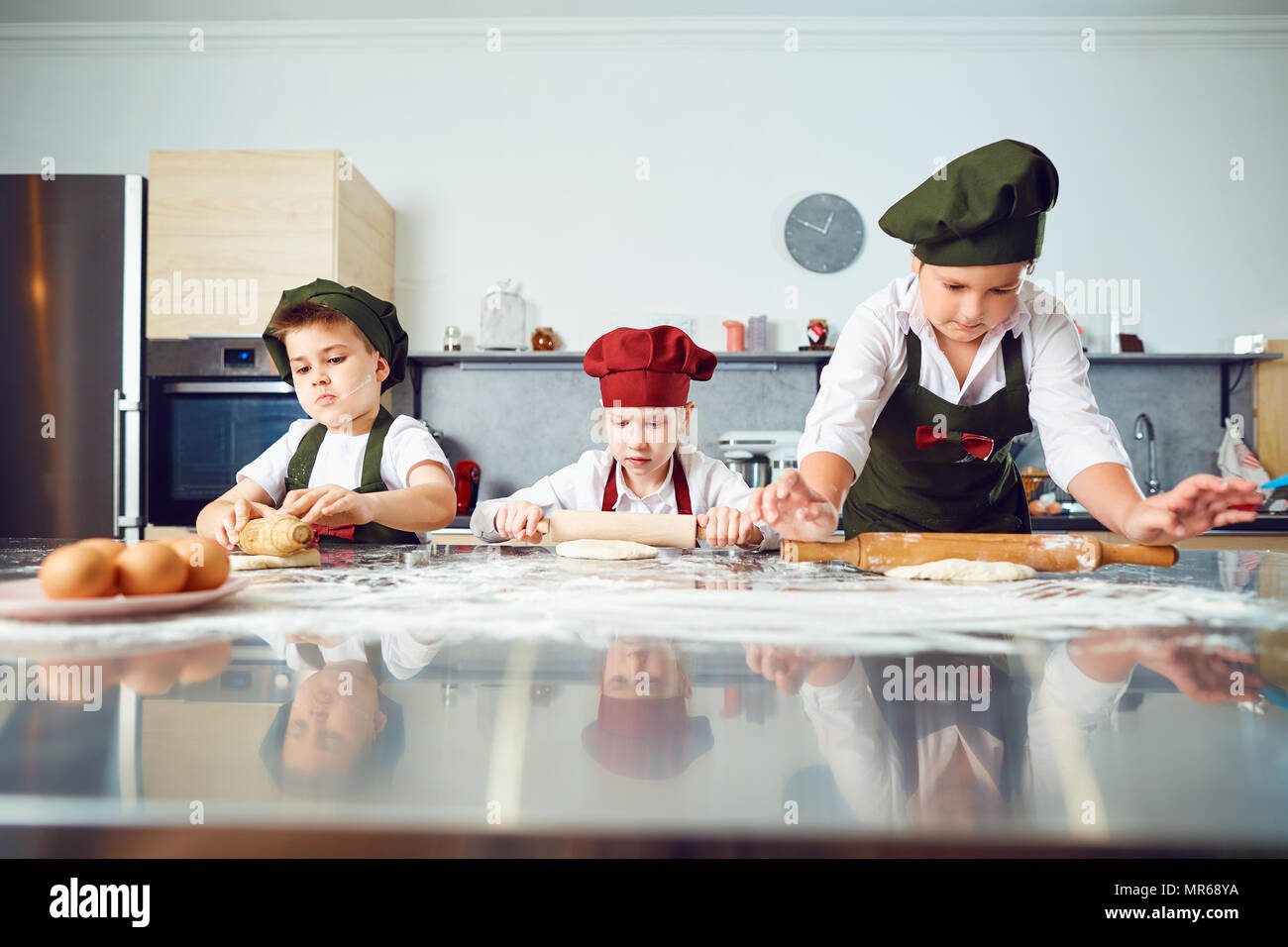 Eine Gruppe Kinder kochen in der Küche. Stockfoto