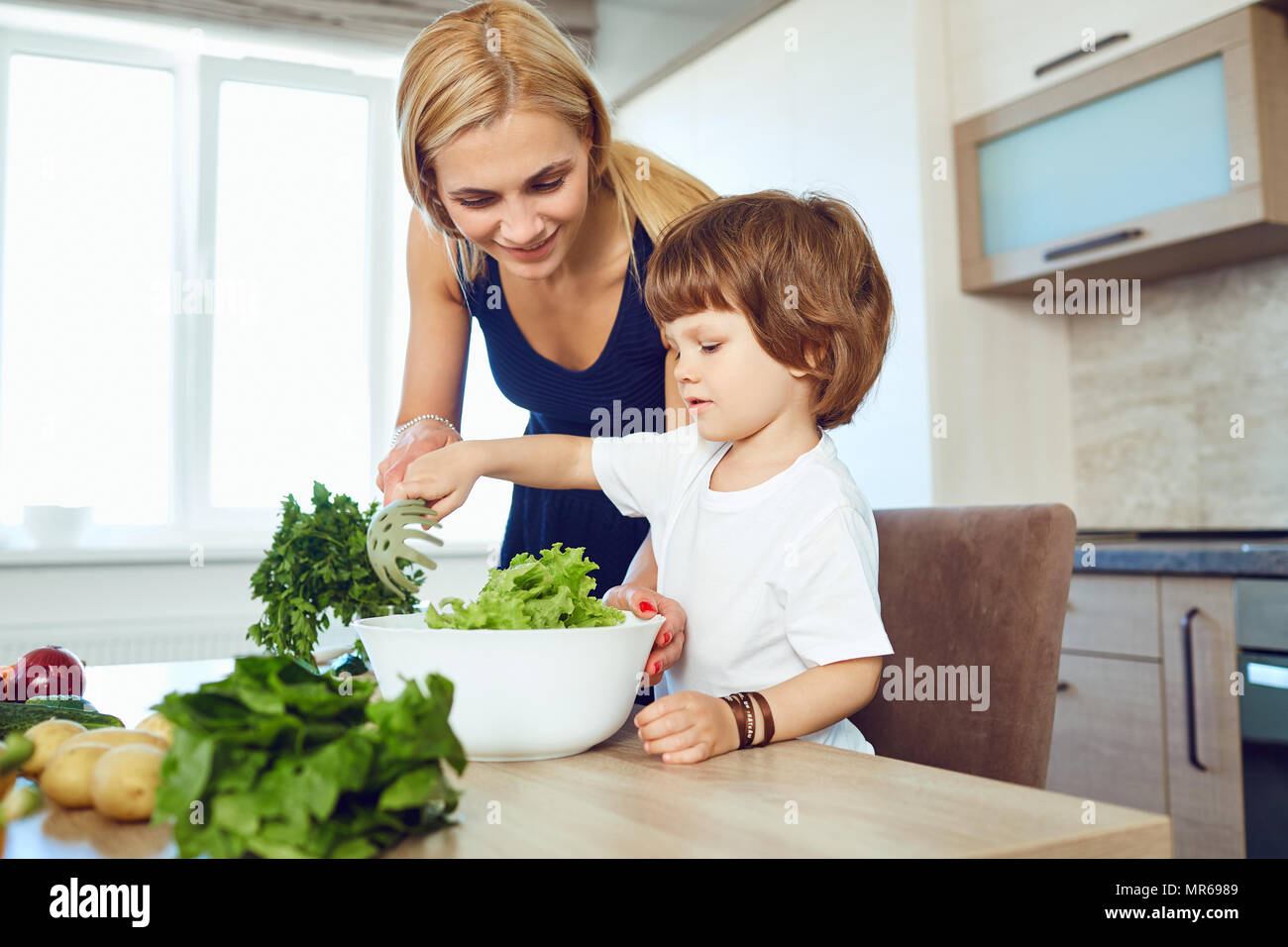 Mutter und Kind sind die Zubereitung von Speisen in der Küche. Stockfoto
