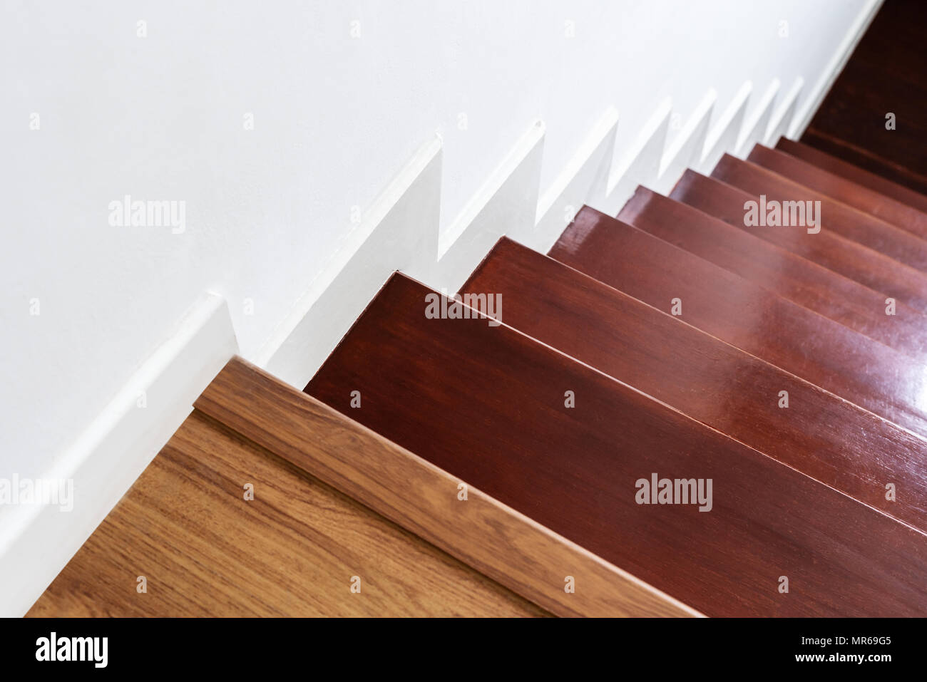 Hartholz Treppenstufen und weiße Wand, Innentreppe Material und home design Stockfoto