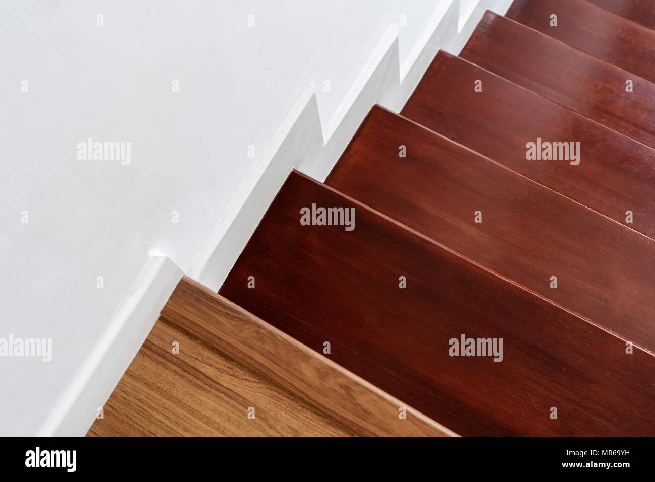 Hartholz Treppenstufen und weiße Wand, Innentreppe Material und home design Stockfoto