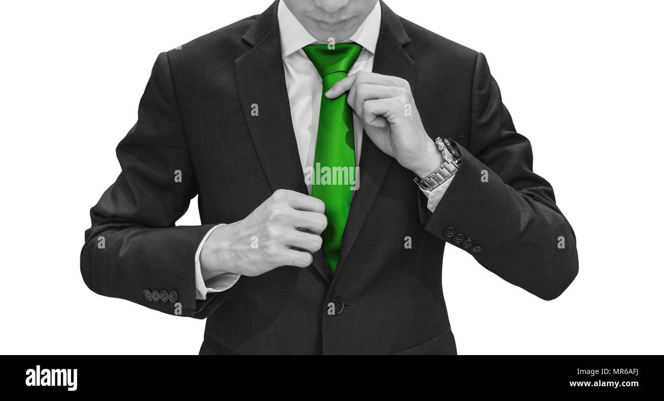 Unternehmer im grünen Anzug grün Krawatte binden. Umwelt, Landwirtschaft und Green Business, auf weißem Hintergrund Stockfoto
