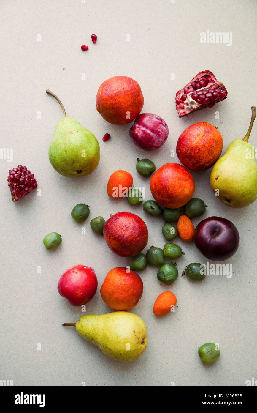 Varitety von frischem Sommer Früchte auf neutralem Hintergrund Stockfoto