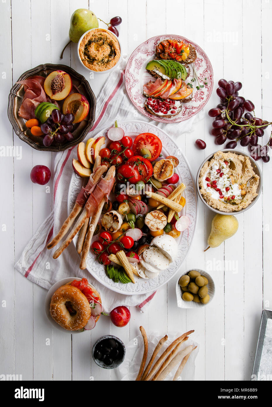 Auswahl an Snacks vorbereitet für Picknick Wein Sommerfest mit frischem Obst, Gemüse, Schinken und Käse Stockfoto