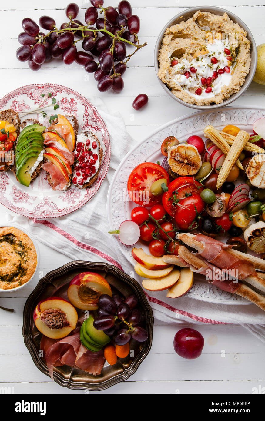 Auswahl an Snacks vorbereitet für Picknick Wein Sommerfest mit frischem Obst, Gemüse, Schinken und Käse Stockfoto