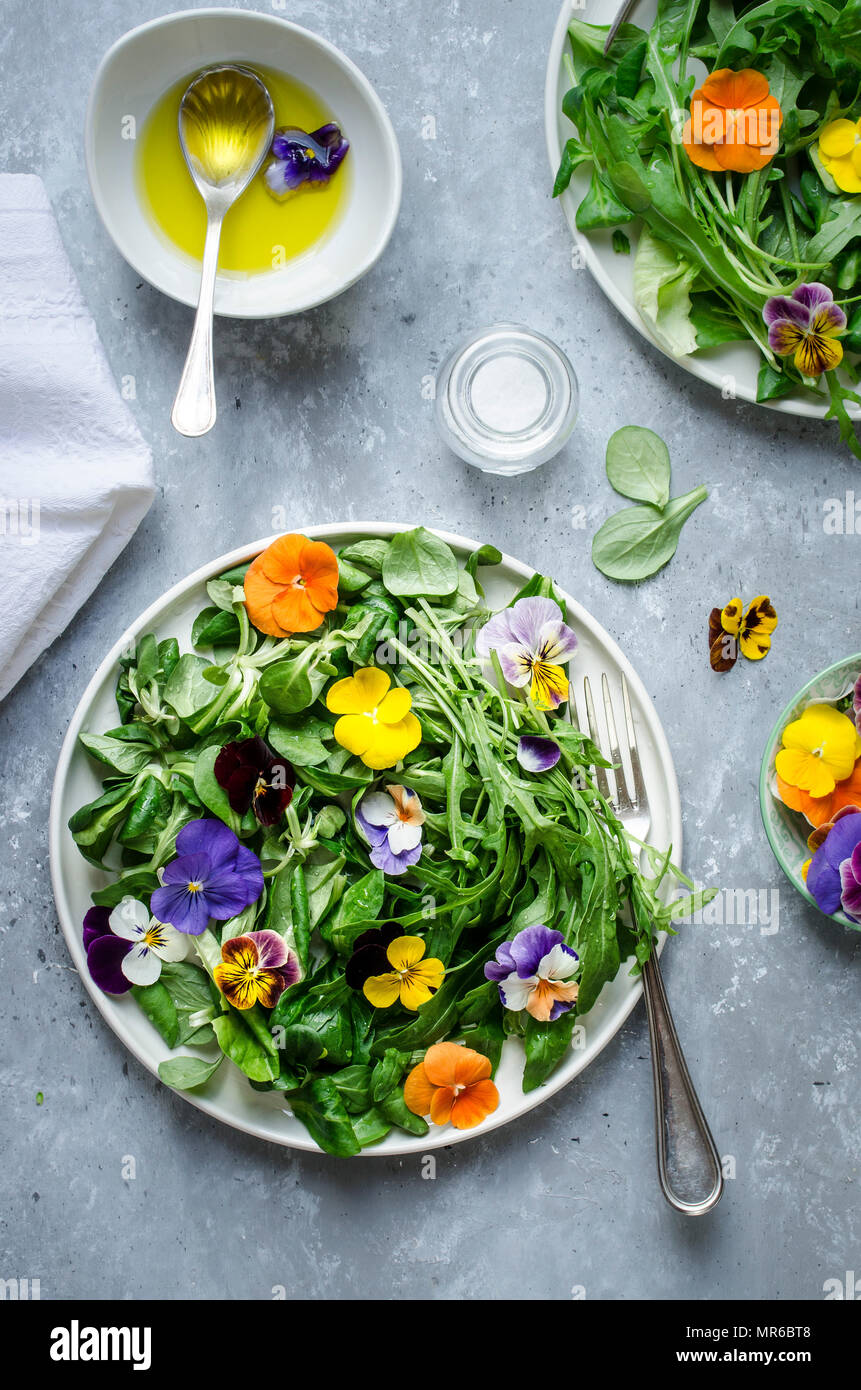 Salat mit essbaren Blüten Stockfoto