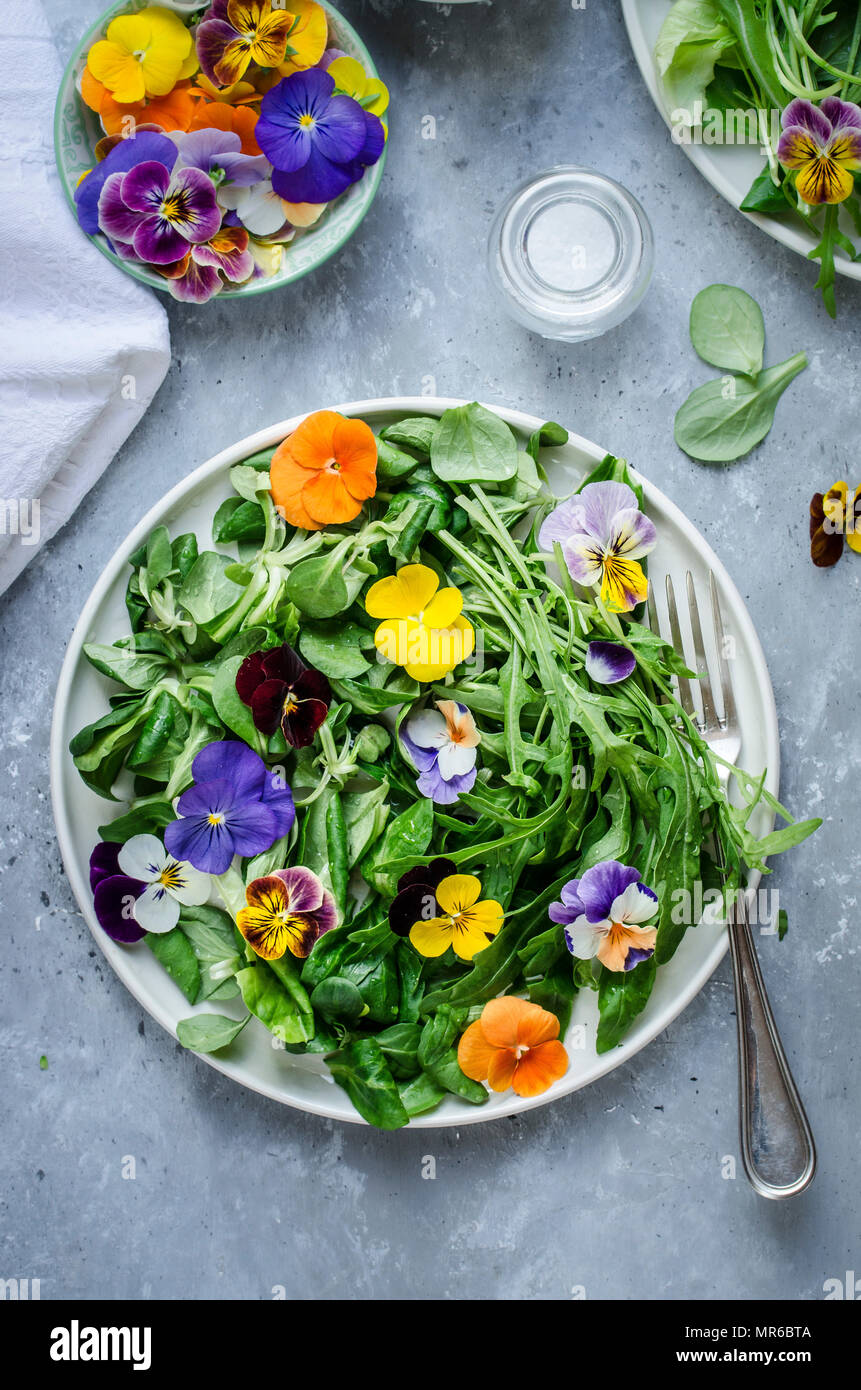 Salat mit essbaren Blüten Stockfoto