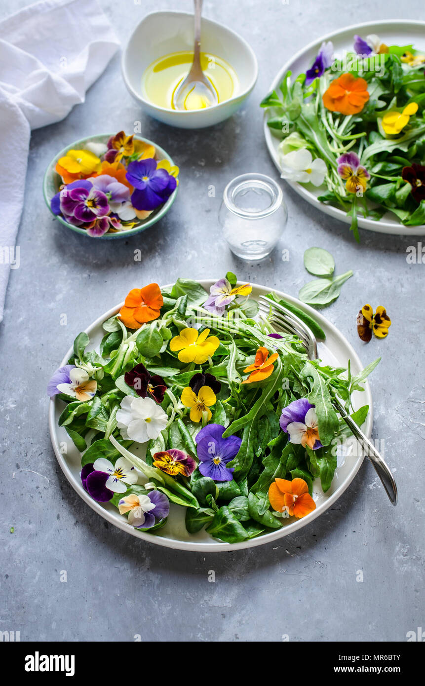 Salat mit essbaren Blüten Stockfoto