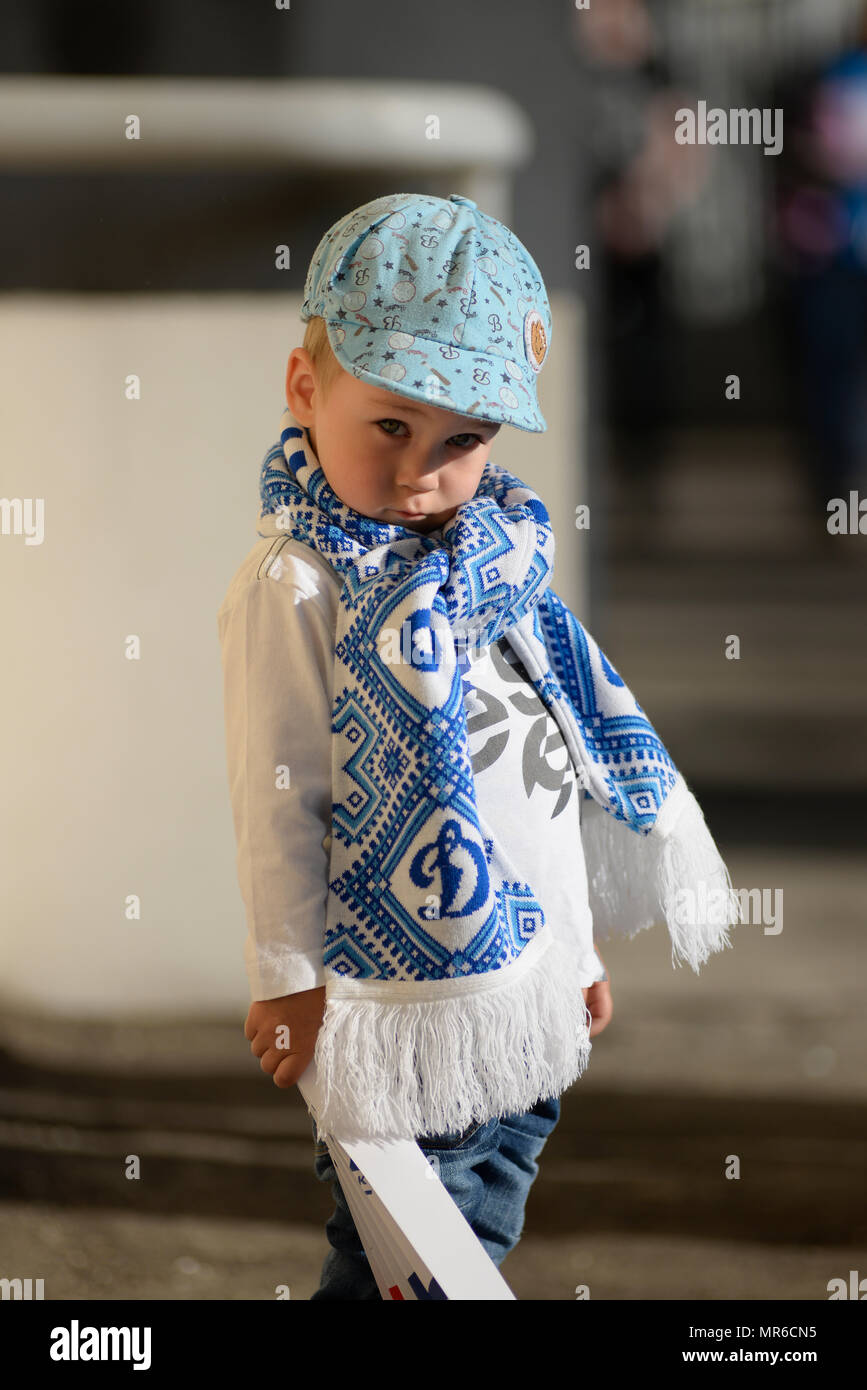 MINSK, Weißrussland - 23. MAI 2018: Kleine Ventilator schaut vor der belarussische Premier League football Match zwischen dem FC Dynamo Minsk und FC Bate am Traktor Stockfoto