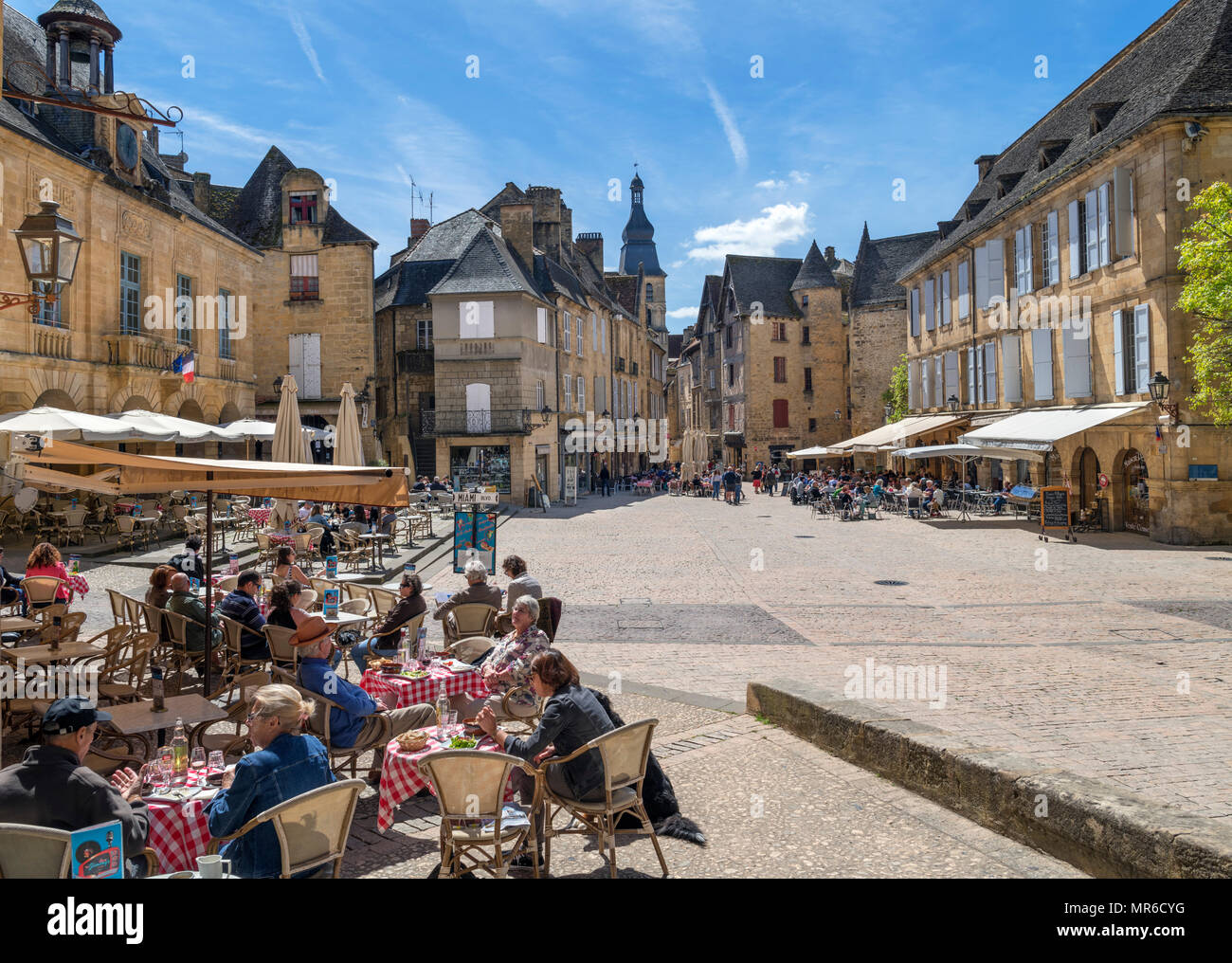 Cafés auf dem Place du Marché aux Oies und Place de la Liberte in der Altstadt, Sarlat, Dordogne, Frankreich Stockfoto