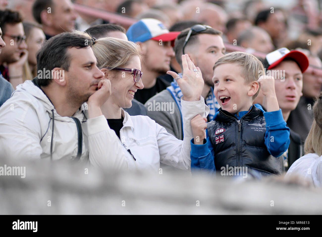MINSK, Weißrussland - Mai 23, 2018: Glückliche Familie feiert Sieg während der BELARUSSISCHE Premier League football Match zwischen dem FC Dynamo Minsk und FC Bate am Traktor Stadion. Stockfoto