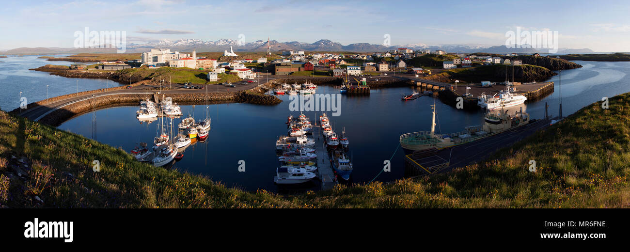 Blick auf den Hafen und das Dorf Stykkisholmur, Halbinsel Snaefellsnes, Panorama, West Island, Island Stockfoto
