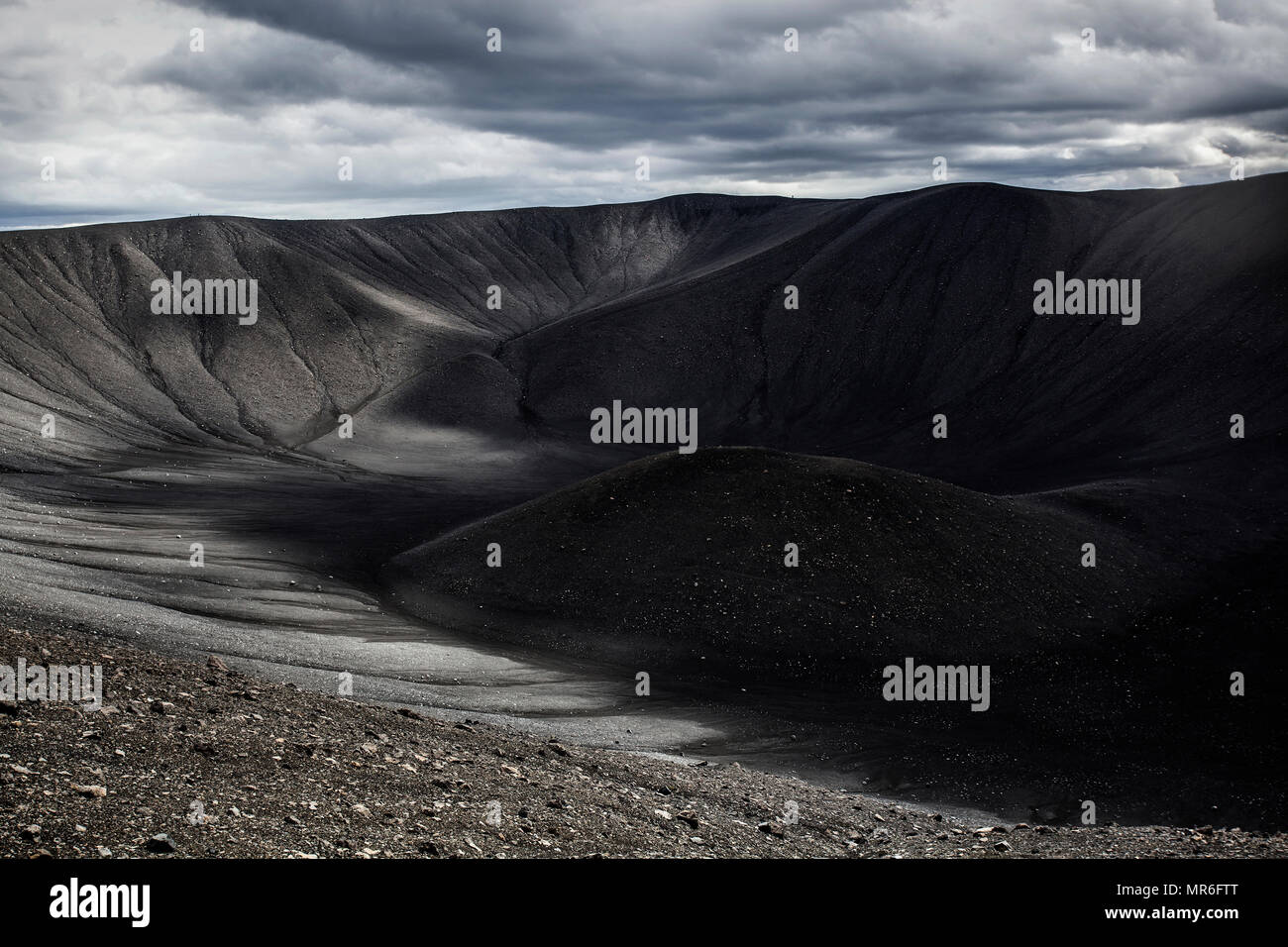 Der Krater des Vulkans Hverfjall, vulkanische Landschaft, in der Nähe des Sees Myvatn, dramatische Wolken, North Island, Island Stockfoto